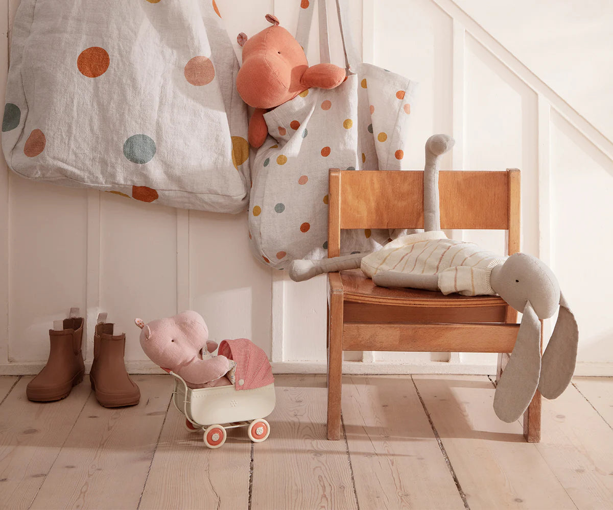 Coral Pram, Micro