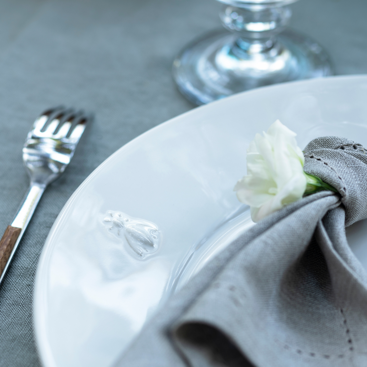 Bee Ceramic Dinner Plates — Ecru