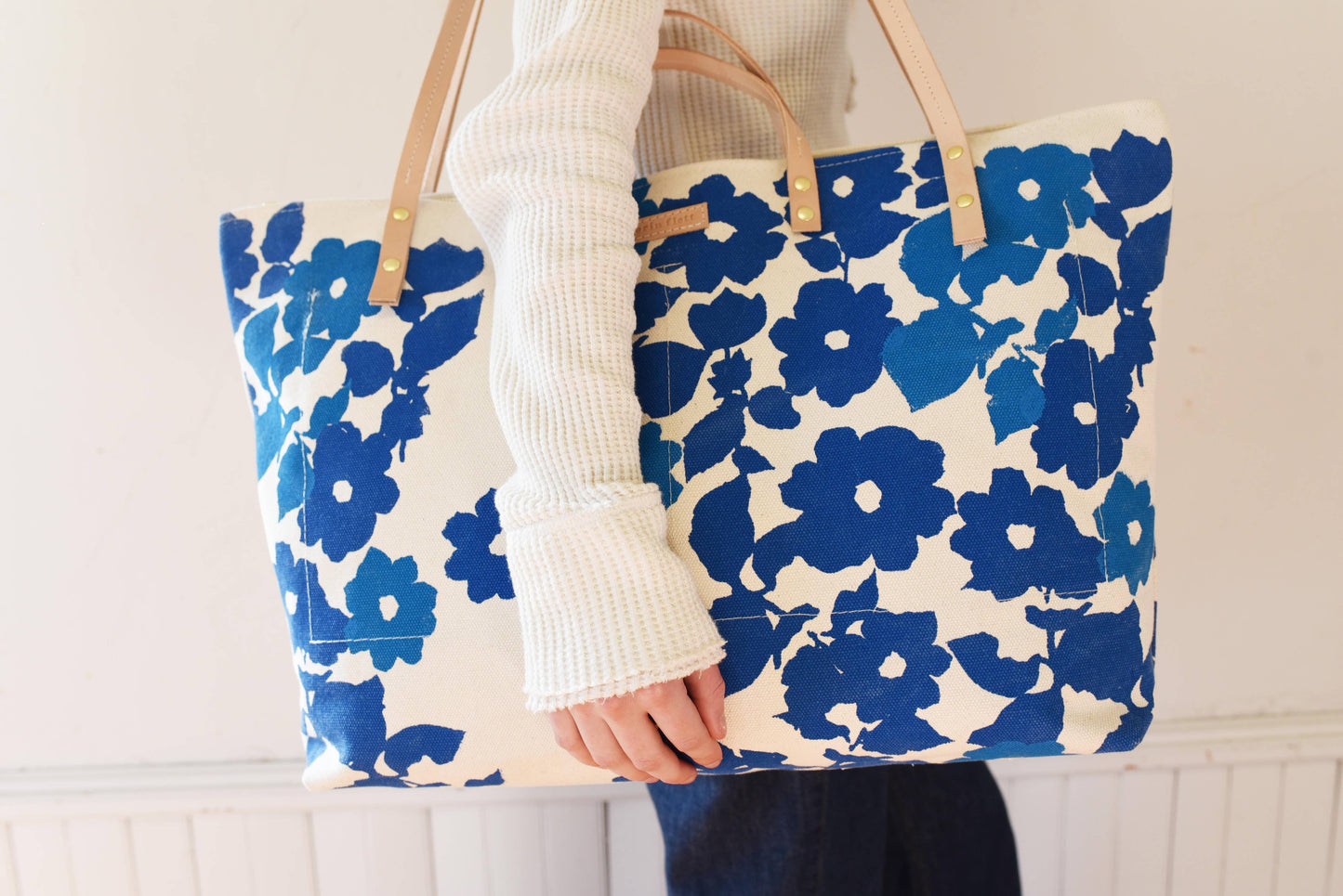 Royal Anita E Weekender Bag: Printed Exterior