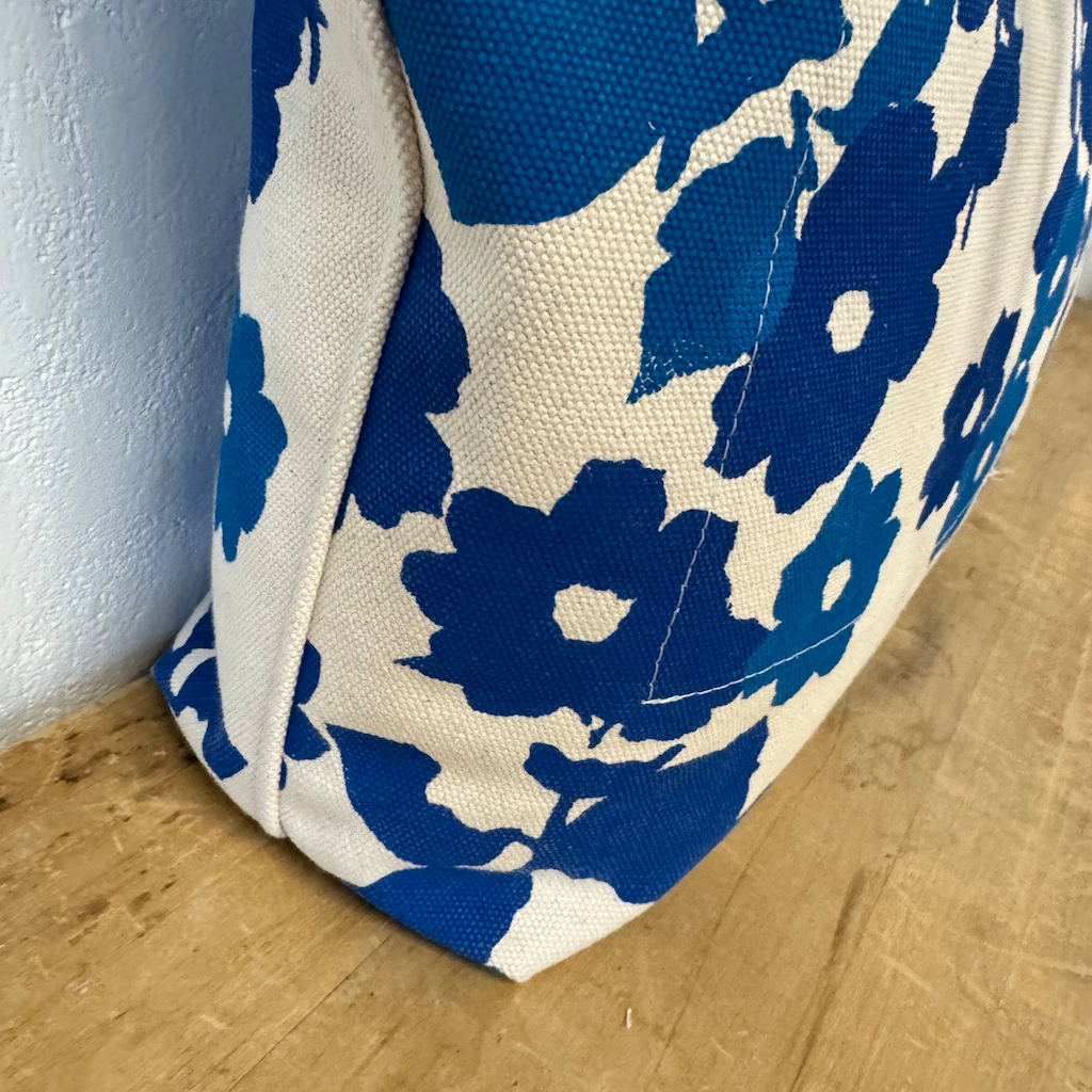 Royal Anita E Weekender Bag: Printed Exterior