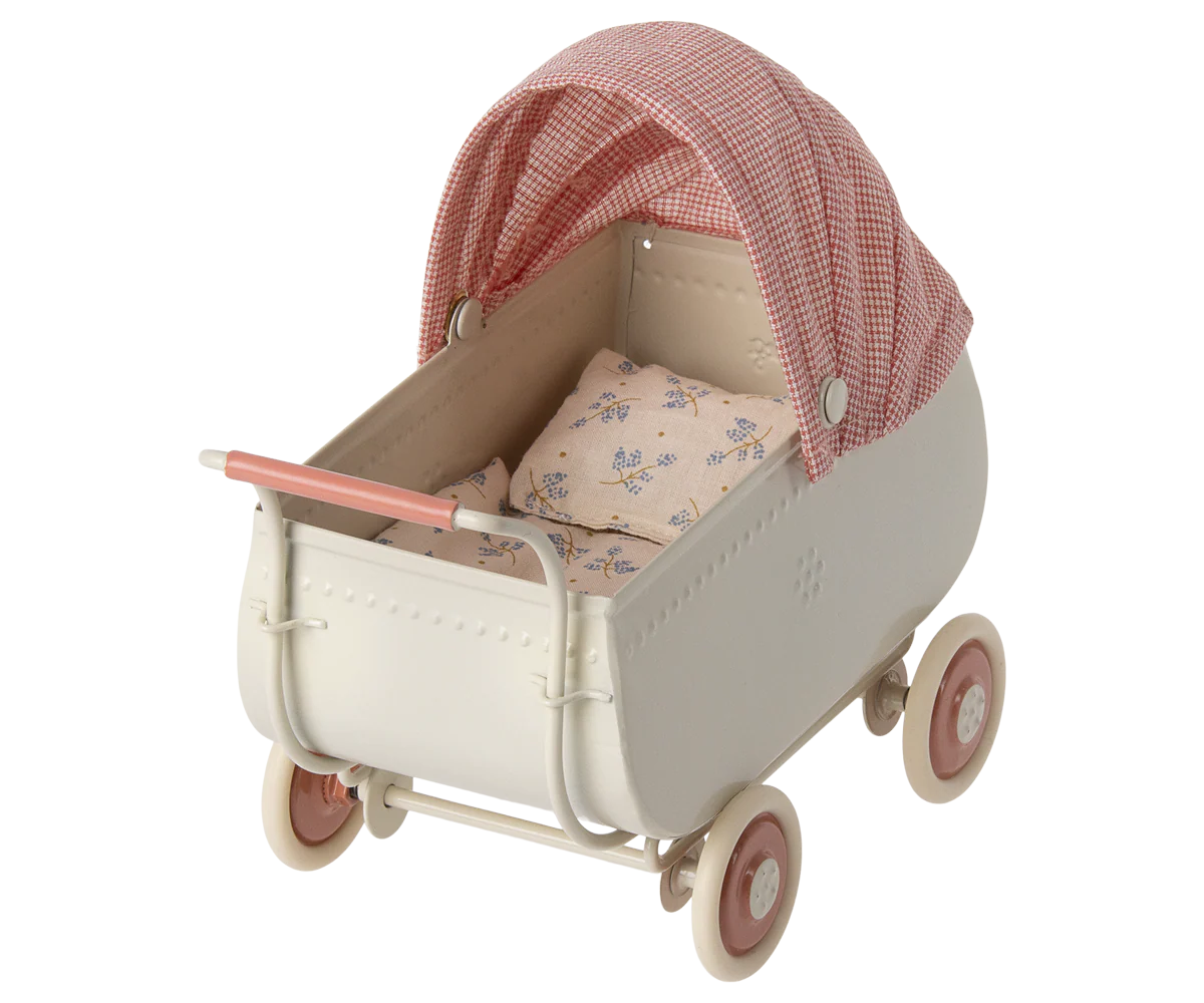 Coral Pram, Micro