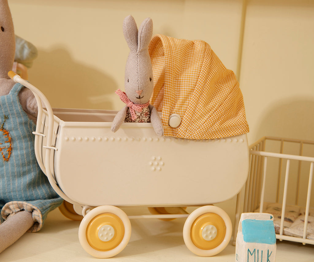 Yellow Pram, Micro
