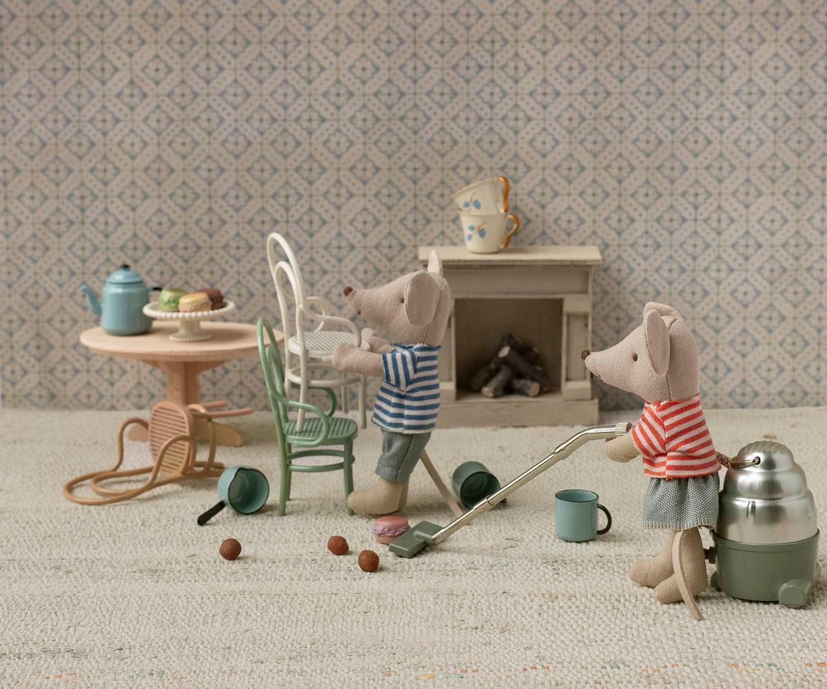Madam Blue's Favorites, Mouse