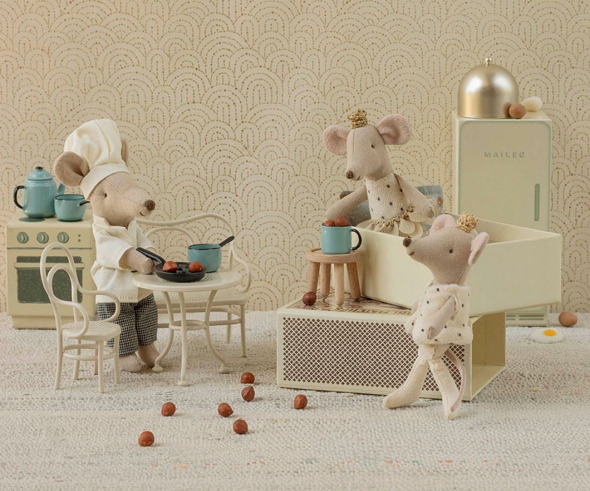 Madam Blue's Favorites, Mouse