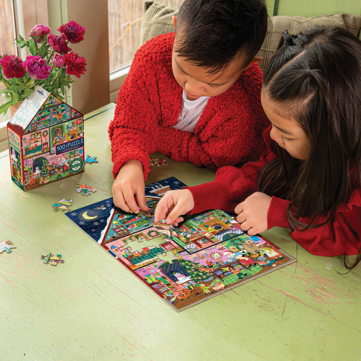 Christmas House 100 Piece Puzzle (Shaped Box)